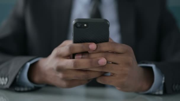 Nahaufnahme afrikanischer Geschäftsleute mit Smartphone — Stockvideo