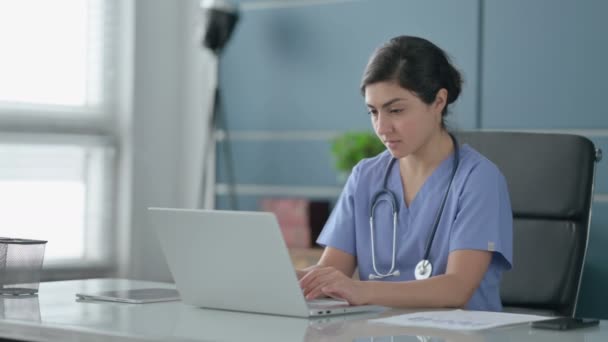 Médico femenino indio tosiendo mientras usa el ordenador portátil en la oficina — Vídeos de Stock