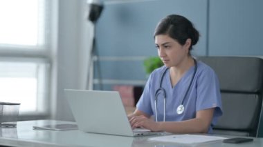 Ofiste Dizüstü bilgisayarda çalışan Hintli Kadın Doktor