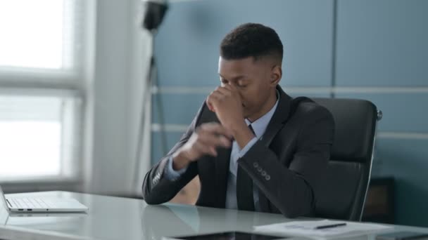 Сплячий африканський бізнесмен приймає Nap під час сидячи в офісі — стокове відео