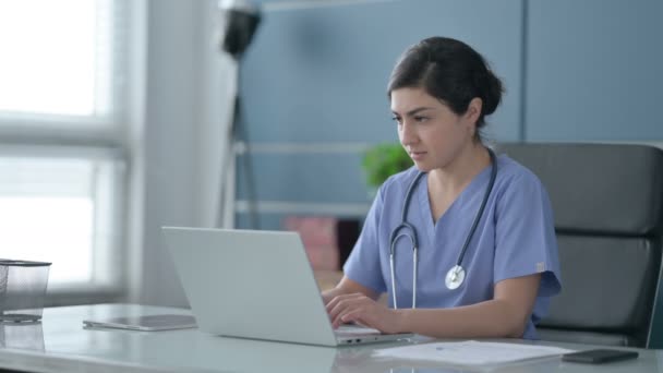 Médica indiana trabalhando no laptop no escritório — Vídeo de Stock