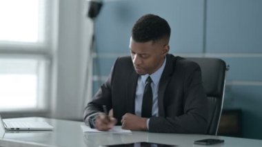 Afrikalı İşadamı Kağıda Yazarken Hayal kırıklığı Yaşıyor
