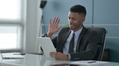 Afrikalı İşadamı Ofisteki Tablet 'e Video Çağrısı Yapıyor 