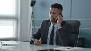 Afrikalı İşadamı Ofiste Akıllı Telefonla Konuşuyor 