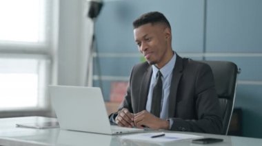 Afrikalı İş Adamı Ofisteki Dizüstü bilgisayardan Video Konuşması