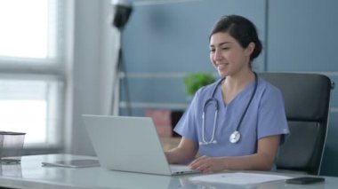 Ofisteki dizüstü bilgisayardan Hintli Kadın Doktor Konuşuyor