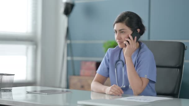 印度女医生在办公室用智能手机交谈 — 图库视频影像