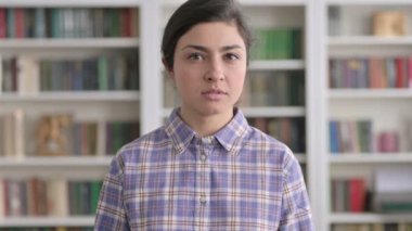 Kaybına Tepki Veren Hayal Kırıklığına uğramış Hintli Kadın Portresi 