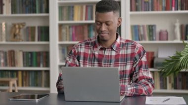 Dizüstü bilgisayarla uğraşırken Afrikalı Adam 'ın başı ağrıyor