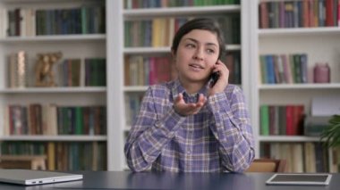 Ofiste Hintli Kadın Akıllı Telefonla Konuşuyor 