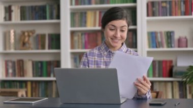 Belgeleri okurken Dizüstü bilgisayarlı Hintli Kadın Başarı Kutlaması