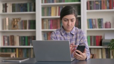 Ofiste dizüstü bilgisayar kullanan Hintli Kadın 
