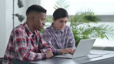 Afrikalı Adam ve Hintli Kadın Laptop 'ta Kaybına Tepki Veriyor 