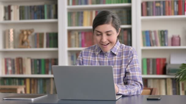 Donna indiana che celebra il successo durante l'utilizzo del computer portatile in ufficio — Video Stock