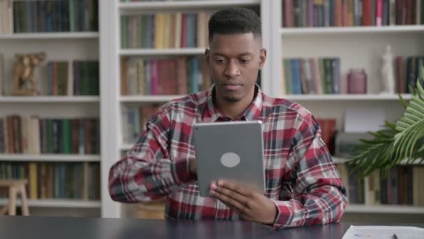 African Man använder Tablet medan du sitter i Office — Stockvideo