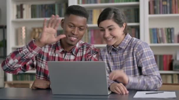 African Man and Indian Woman κάνοντας Video Call στο Laptop — Αρχείο Βίντεο