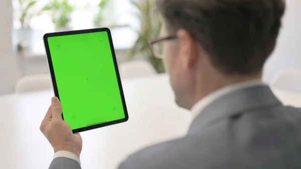 Άνθρωπος κοιτάζοντας Tablet με πράσινο Chroma οθόνη — Φωτογραφία Αρχείου