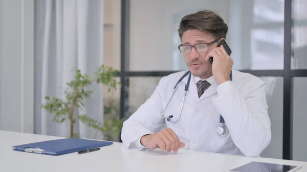 Lekarz mówi na telefon w klinice — Zdjęcie stockowe