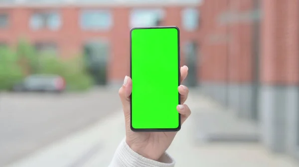 Žena drží Smartphone se zelenou Chroma obrazovkou — Stock fotografie