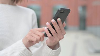 Akıllı Telefon 'da İnternet Tarayıcı Genç Kadının Elleri' nin Kapanışı