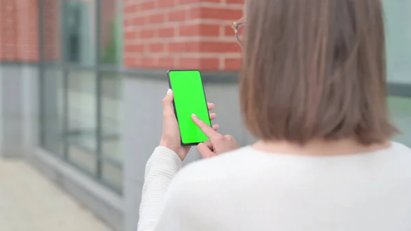 Outdoor Woman Looking at Smartphone with Green Chroma Screen — Stock fotografie
