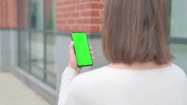 Venkovní žena pomocí Smartphone se zelenou chroma obrazovkou — Stock fotografie