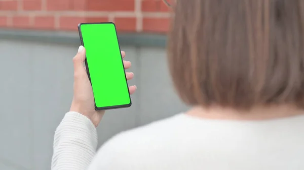 Outdoor Woman Looking at Smartphone with Green Chroma Screen — Stock fotografie