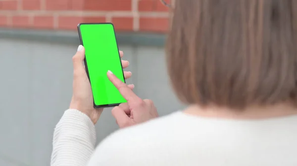 Outdoor Woman Looking at Smartphone with Green Chroma Screen — Stock fotografie