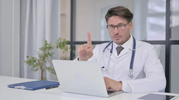 Доктор з ноутбуком не проявляє ніяких ознак пальцем — стокове фото