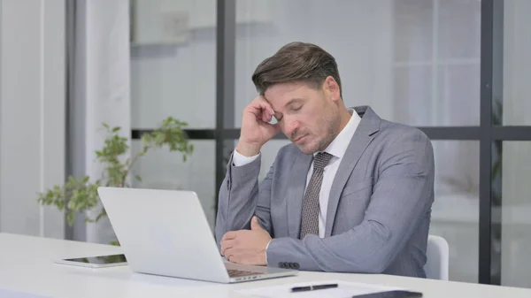 NAP'は、オフィスでノートパソコンを使用している間、中年男性眠りに落ちる — ストック写真