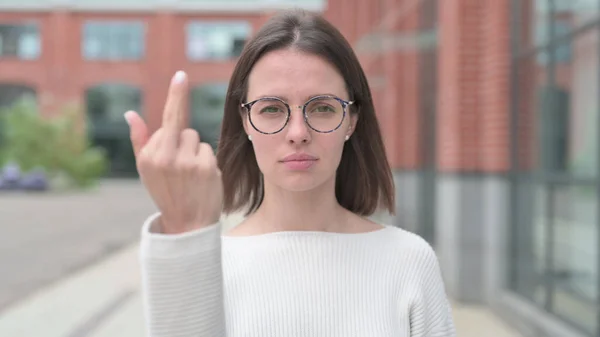 Злий молодий жінка показує середній палець — стокове фото