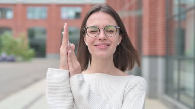 Alkışlayan, Alkışlayan Genç Kadın