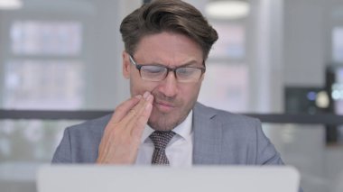 Bilgisayarlı Orta Çağ İşadamının Dişi Ağrısı Var