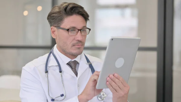 デジタル タブレットを使用して医師の肖像画 — ストック写真