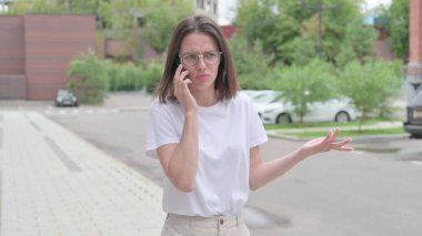 Nöbetçi Kadın Sokakta Yürürken Sinirleniyor