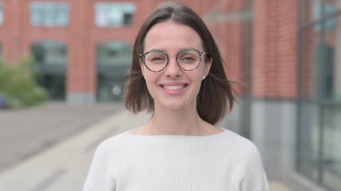 Sallanan Genç Kadın Evet, Onaylandı