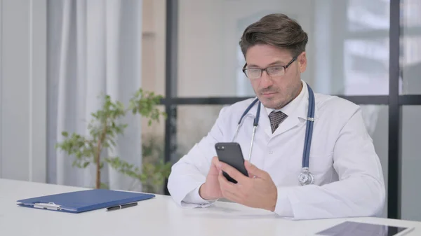 Arts met behulp van Smartphone in kliniek — Stockfoto