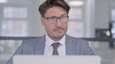 Dizüstü bilgisayarlı Orta Çağ İşadamının Kapanışı Hayır Olarak Sallanıyor