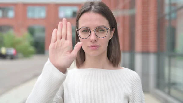 Jonge vrouw tonen stop met de hand — Stockfoto