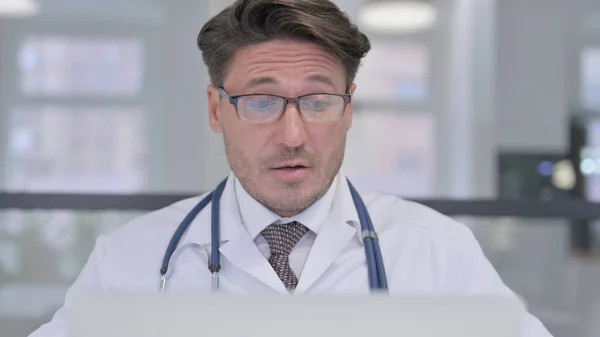 Close Up of Doctor Falando sobre chamada de vídeo no laptop — Fotografia de Stock