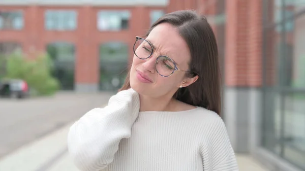 Yorgun Genç Kadın Boyun Ağrısı, Açık Hava