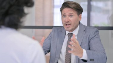 Orta Çağ İşadamı Ofiste İş Toplantısı Yapıyor