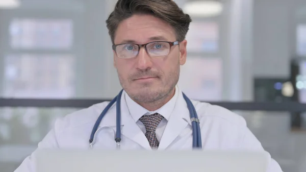 Zbliżenie lekarz z Laptop potrząsający głowa jak nie znak — Zdjęcie stockowe