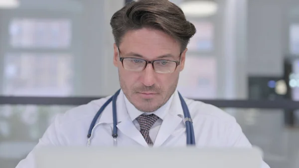 Närbild av läkare som arbetar på laptop — Stockfoto