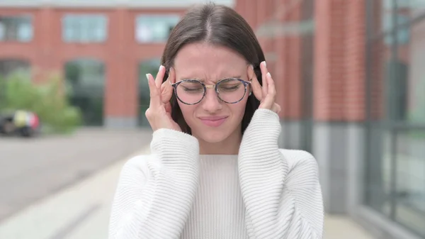 Gespannen jonge vrouw met hoofdpijn, buiten — Stockfoto