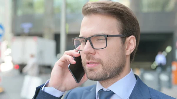 Detailní záběr Young Businessman mluví na Smartphone — Stock fotografie