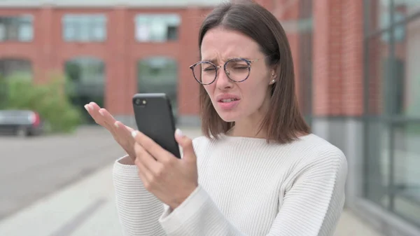 Fiatal nő reagál a veszteség a Smartphone — Stock Fotó