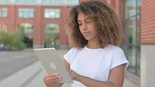 Fiatal afrikai nő Böngészés Internet Tablet — Stock Fotó