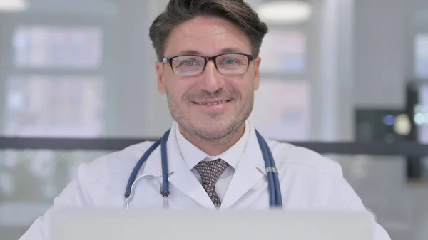Närbild av läkare med bärbar dator skakhuvud som Ja tecken — Stockfoto