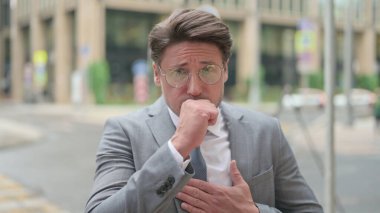 Orta yaşlı hasta işadamı öksürüyor, iyi hissetmiyor.